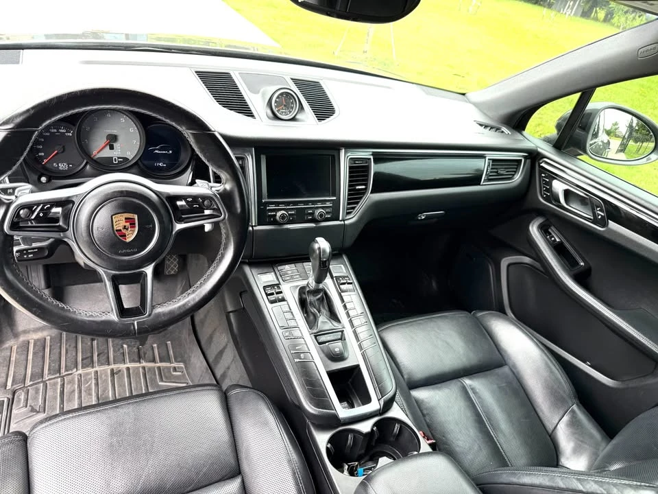 2016 Porsche Macan - Image 16 of 19