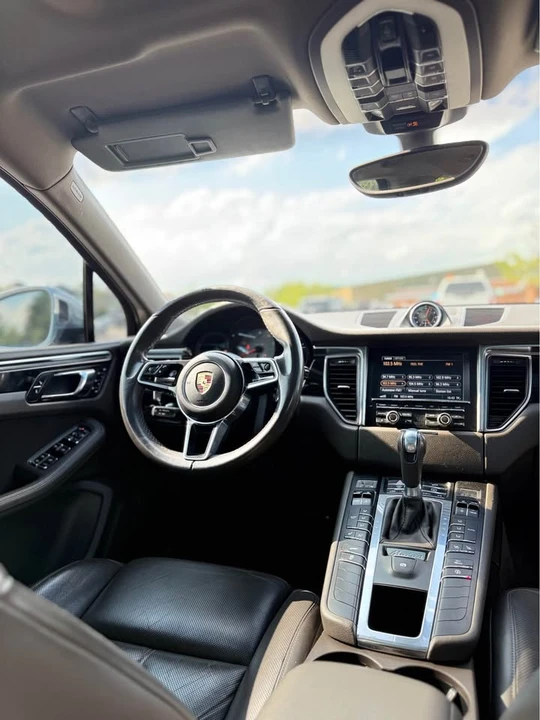2016 Porsche Macan - Image 15 of 17