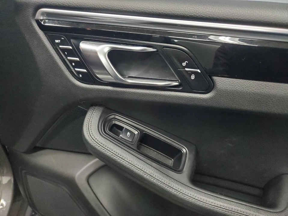 2016 Porsche Macan - Image 16 of 20