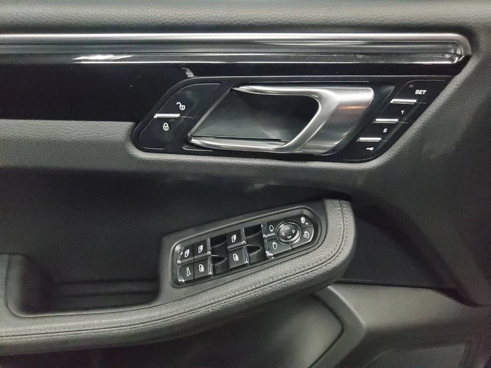 2016 Porsche Macan - Image 10 of 20