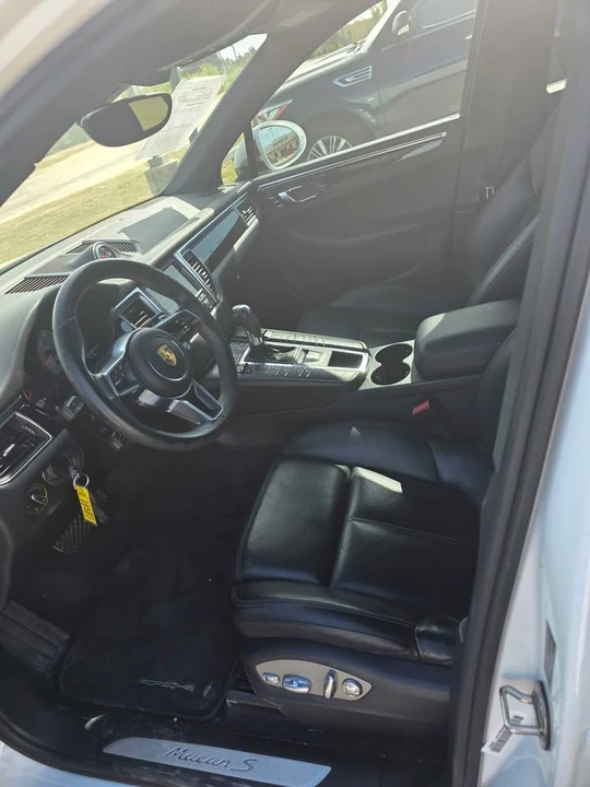 2016 Porsche Macan - Image 15 of 16