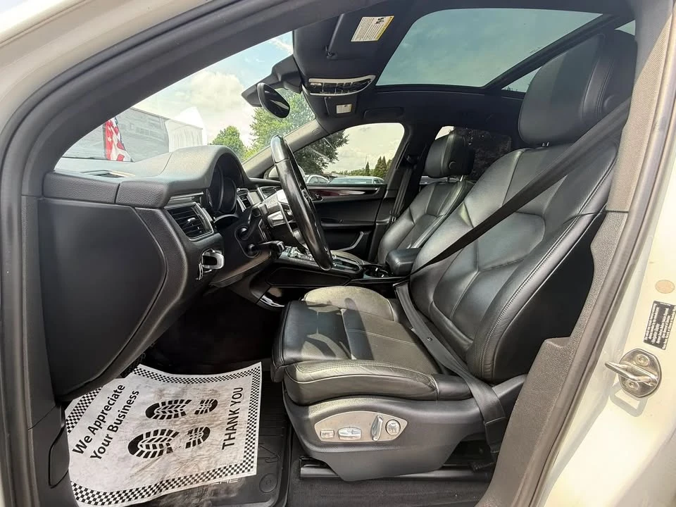 2016 Porsche Macan - Image 9 of 17