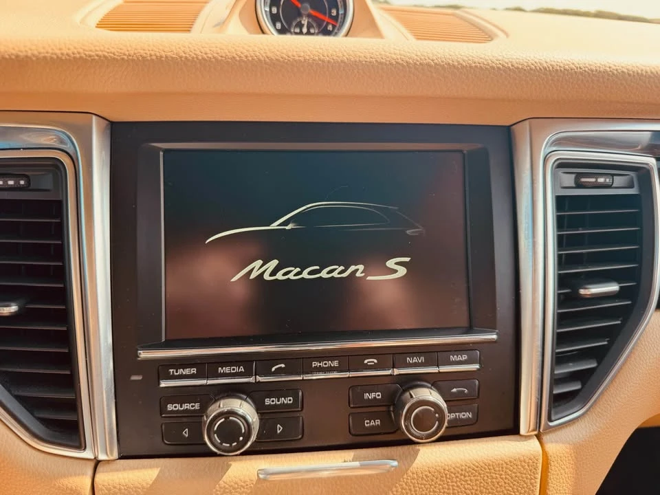 2016 Porsche Macan - Image 8 of 9