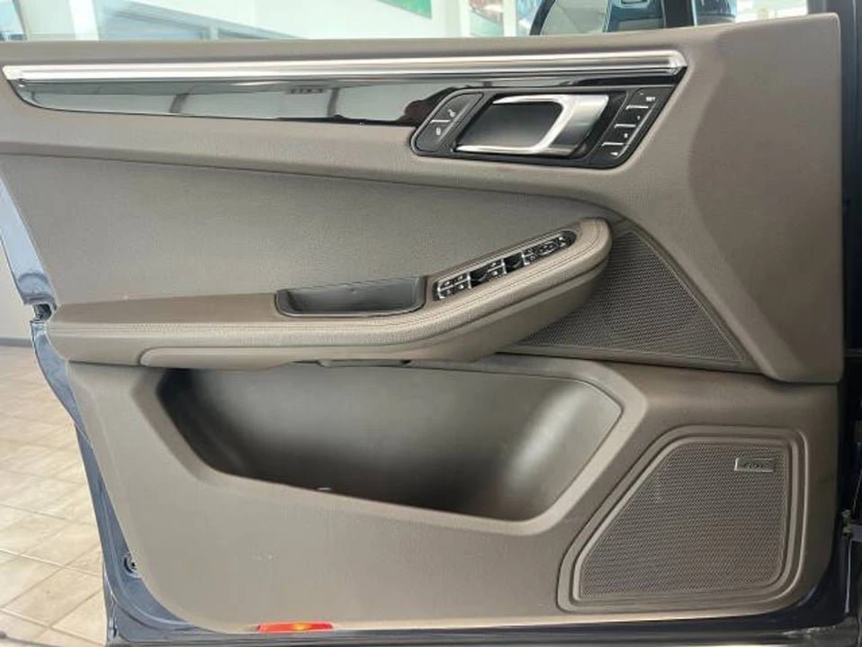 2016 Porsche Macan - Image 12 of 20