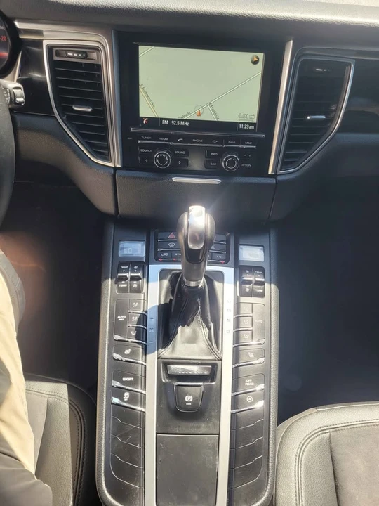 2016 Porsche Macan - Image 14 of 17