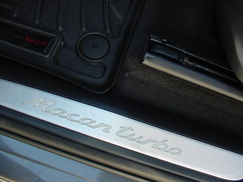 2016 Porsche Macan Turbo - Image 17 of 21