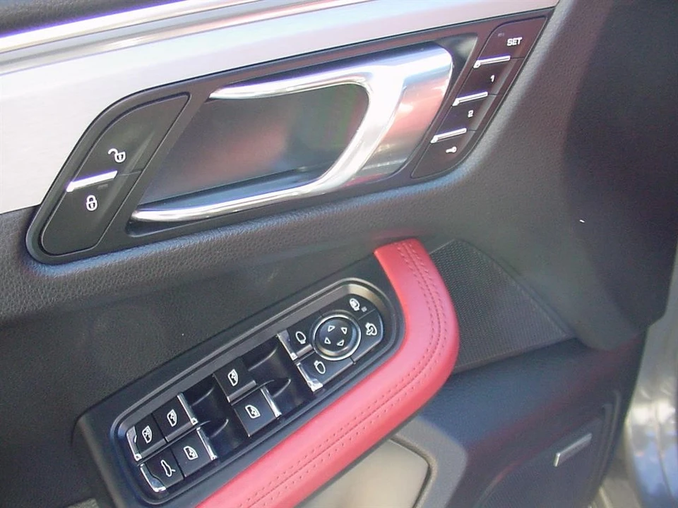 2016 Porsche Macan Turbo - Image 14 of 21