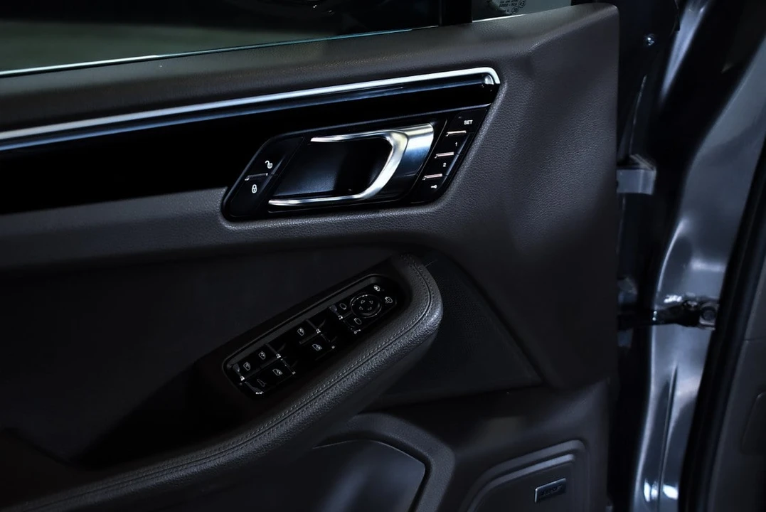 2016 Porsche Macan S - Image 25 of 30