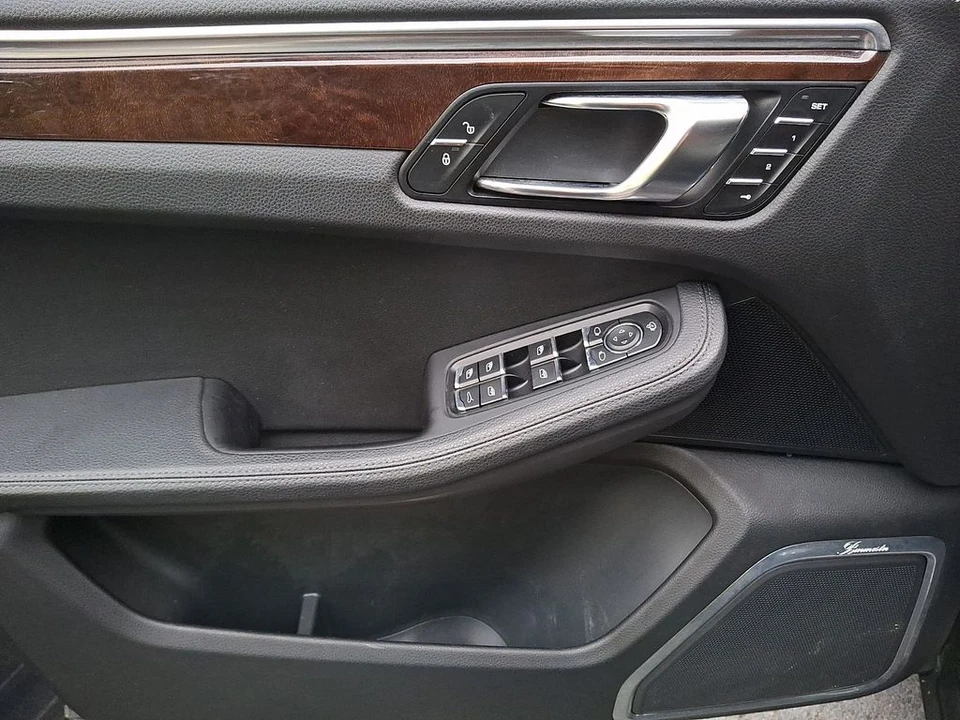 2016 Porsche Macan S - Image 8 of 31