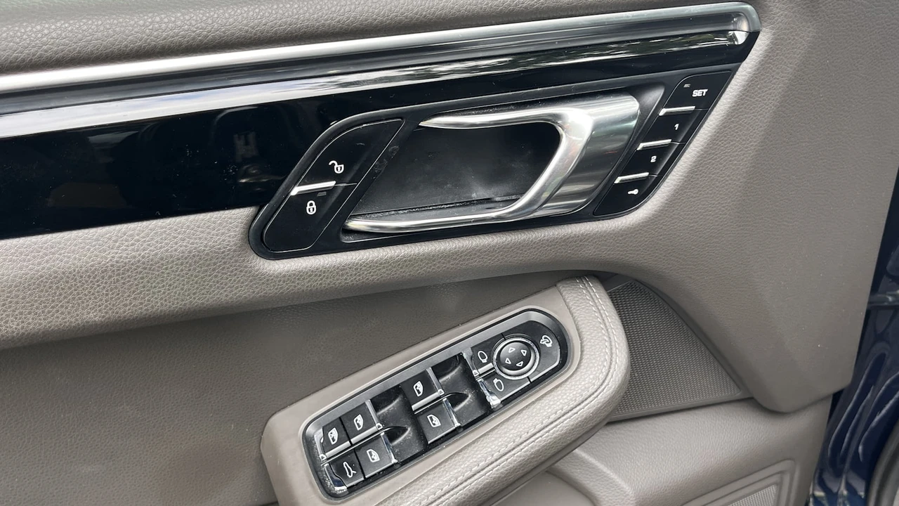 2016 Porsche Macan S - Image 11 of 16