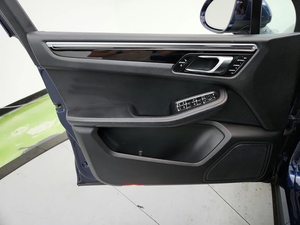 2016 Porsche Macan - Image 23 of 31