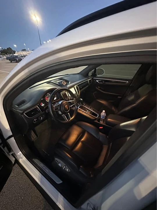 2016 Porsche Macan - Image 18 of 19