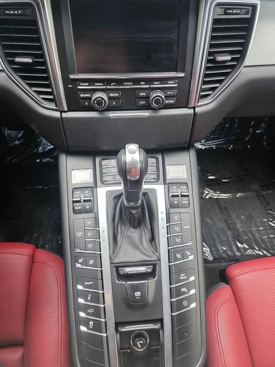2016 Porsche Macan Turbo - Image 14 of 20