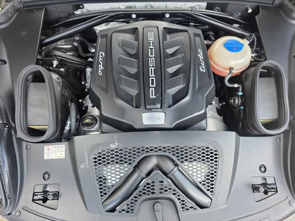 2016 Porsche Macan Turbo - Image 19 of 20