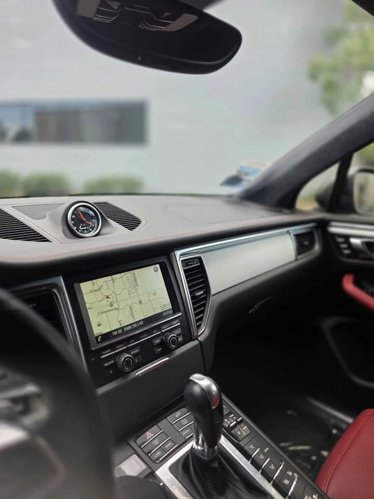 2016 Porsche Macan Turbo - Image 16 of 20