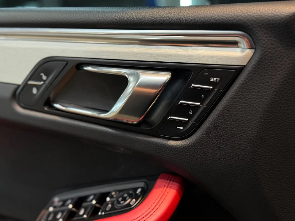 2016 Porsche Macan Turbo - Image 16 of 20