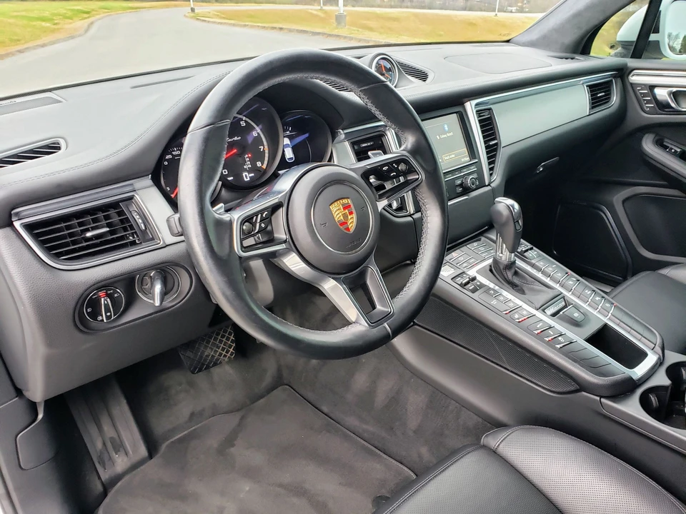 2016 Porsche Macan Turbo - Image 17 of 26
