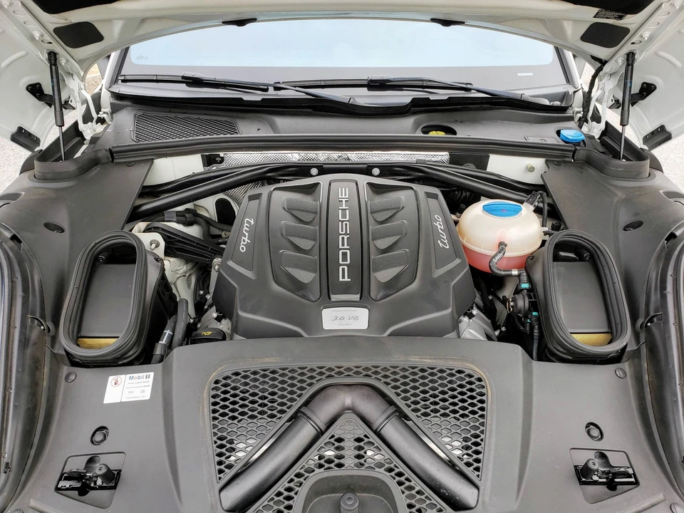 2016 Porsche Macan Turbo - Image 22 of 26