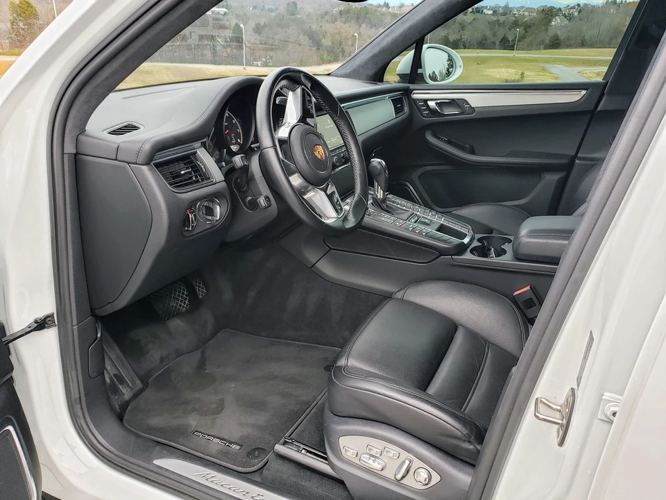 2016 Porsche Macan Turbo - Image 18 of 25