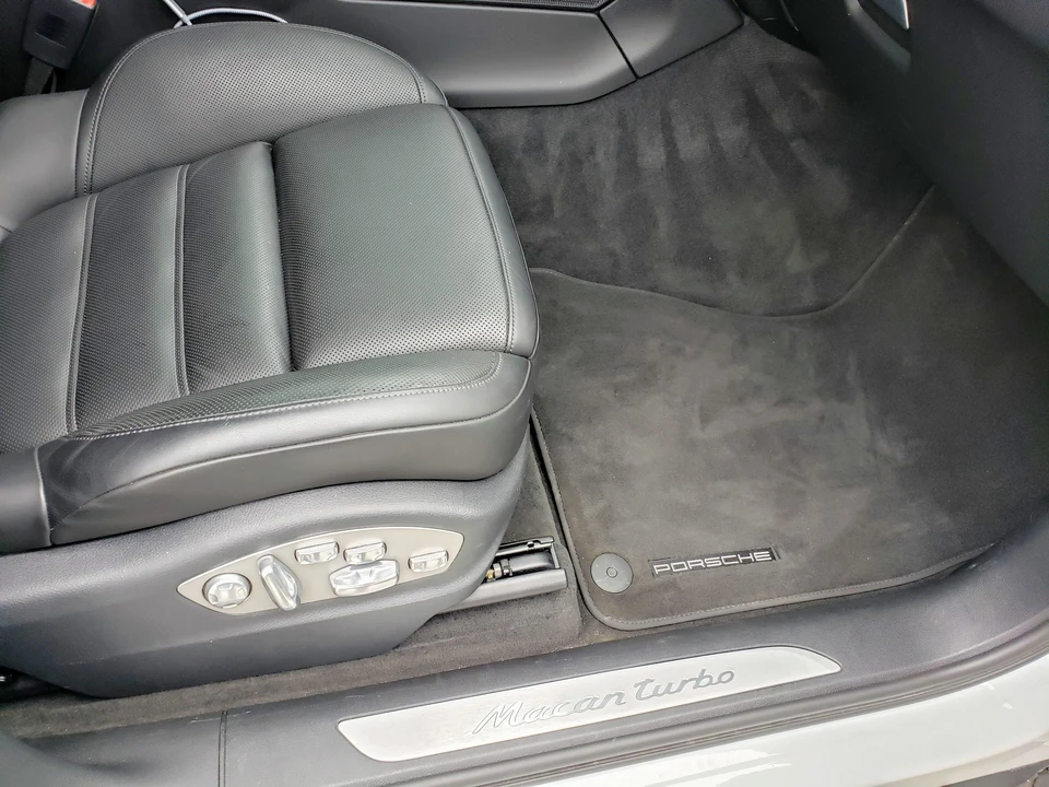 2016 Porsche Macan Turbo - Image 23 of 25