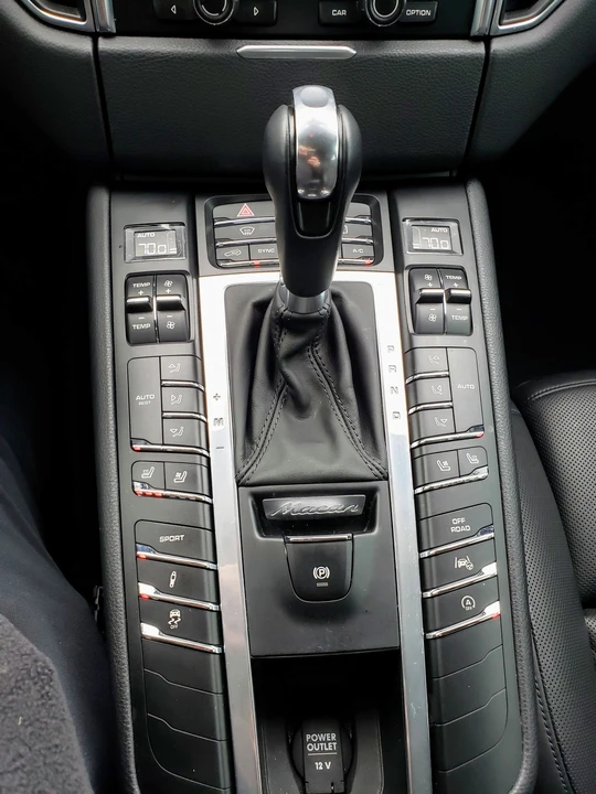 2016 Porsche Macan Turbo - Image 15 of 25