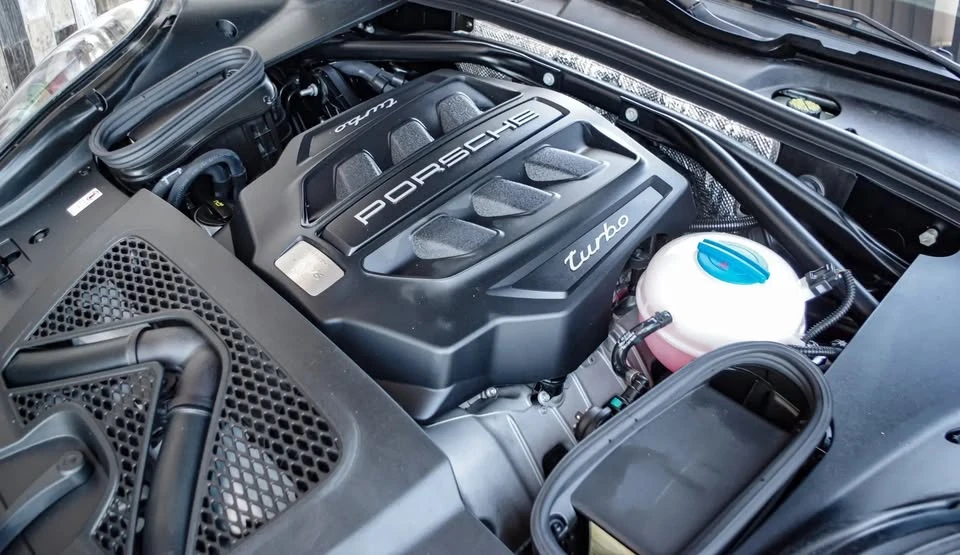2016 Porsche Macan Turbo - Image 16 of 18