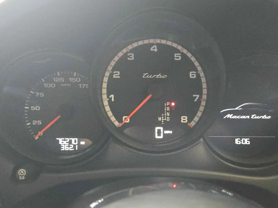 2016 Porsche Macan Turbo - Image 16 of 20