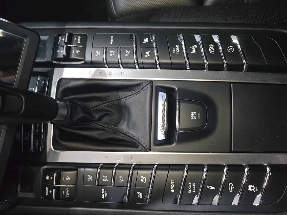 2016 Porsche Macan Turbo - Image 8 of 20