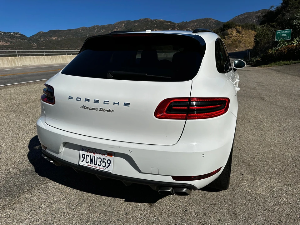 2016 Porsche Macan Turbo - Image 25 of 31