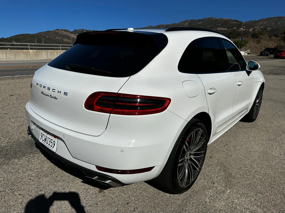 2016 Porsche Macan Turbo - Image 28 of 31