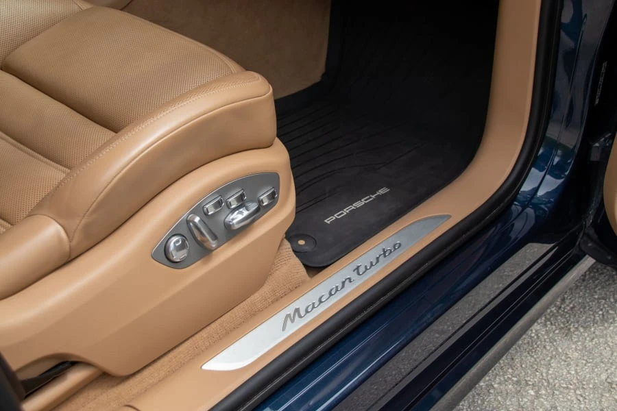 2016 Porsche Macan Turbo - Image 15 of 19