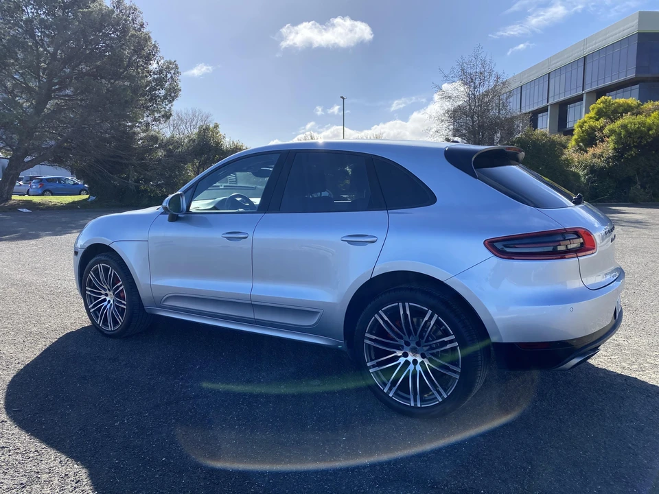 2016 Porsche Macan Turbo - Image 9 of 31