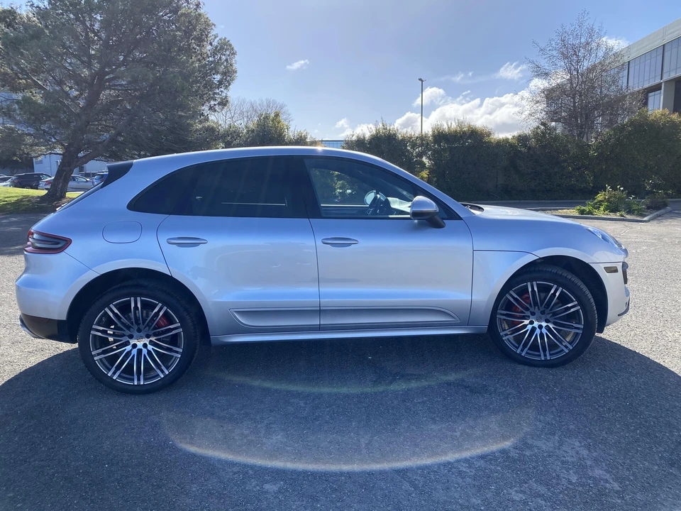 2016 Porsche Macan Turbo - Image 17 of 31