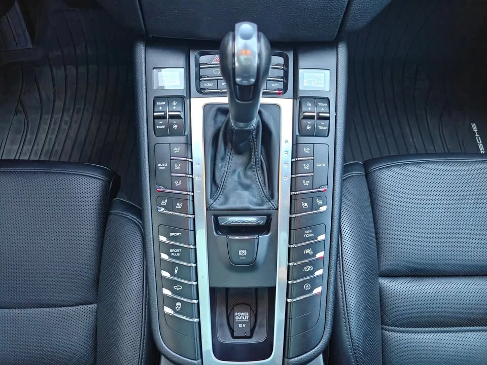 2016 Porsche Macan Turbo - Image 17 of 20
