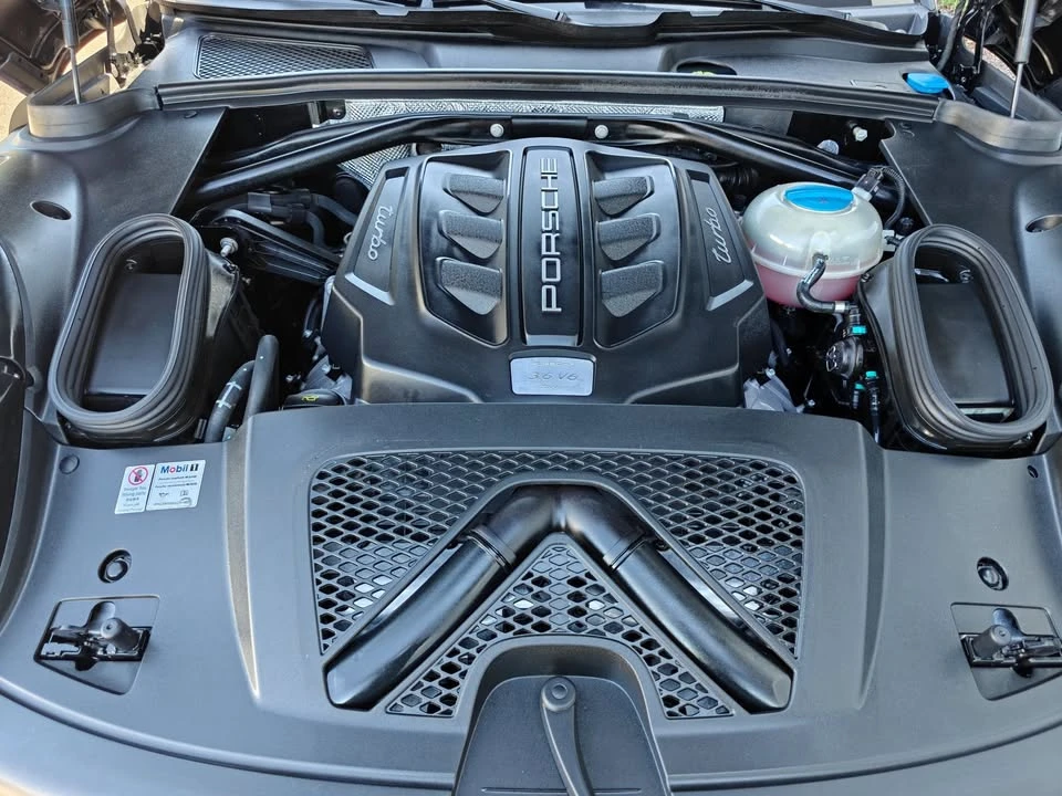 2016 Porsche Macan Turbo - Image 19 of 20
