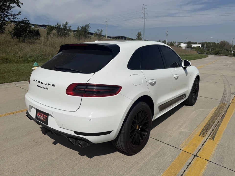 2016 Porsche Macan Turbo - Image 29 of 31