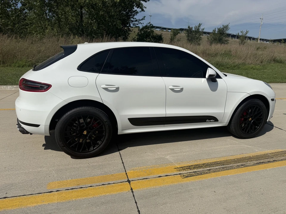 2016 Porsche Macan Turbo - Image 24 of 31