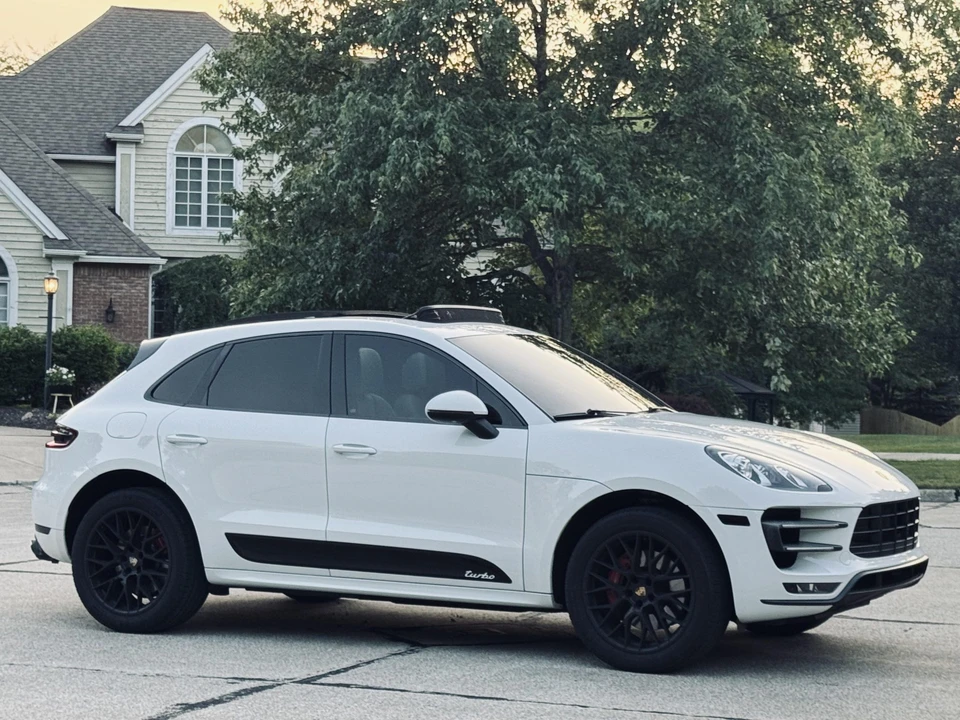 2016 Porsche Macan Turbo - Image 26 of 31