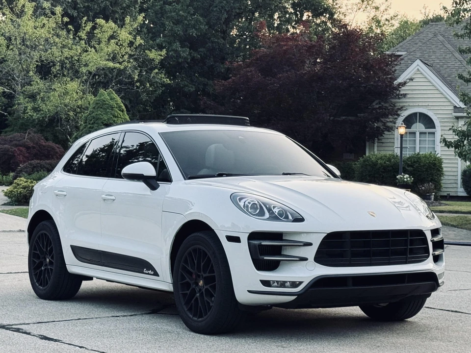 2016 Porsche Macan Turbo - Image 28 of 31