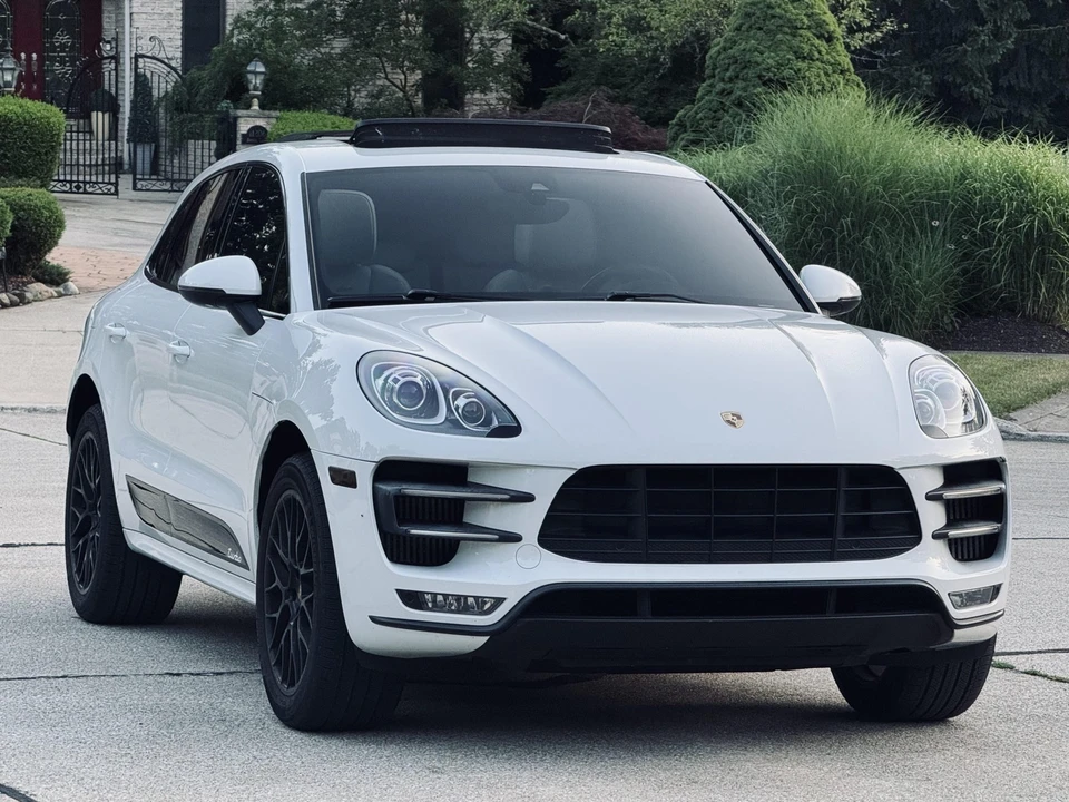 2016 Porsche Macan Turbo - Image 27 of 31