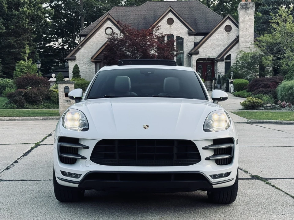 2016 Porsche Macan Turbo - Image 2 of 31