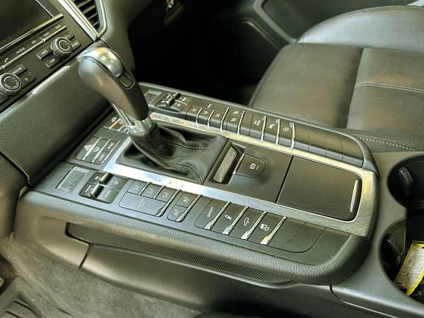 2016 Porsche Macan Turbo - Image 18 of 21
