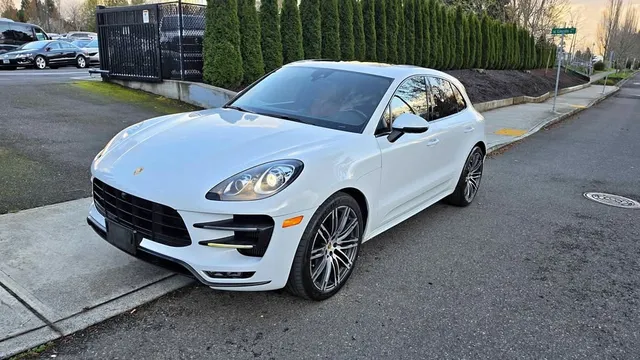 2016 Porsche Macan Turbo w/Performance Pkg