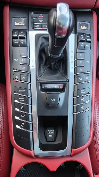 2016 Porsche Macan Turbo - Image 14 of 15