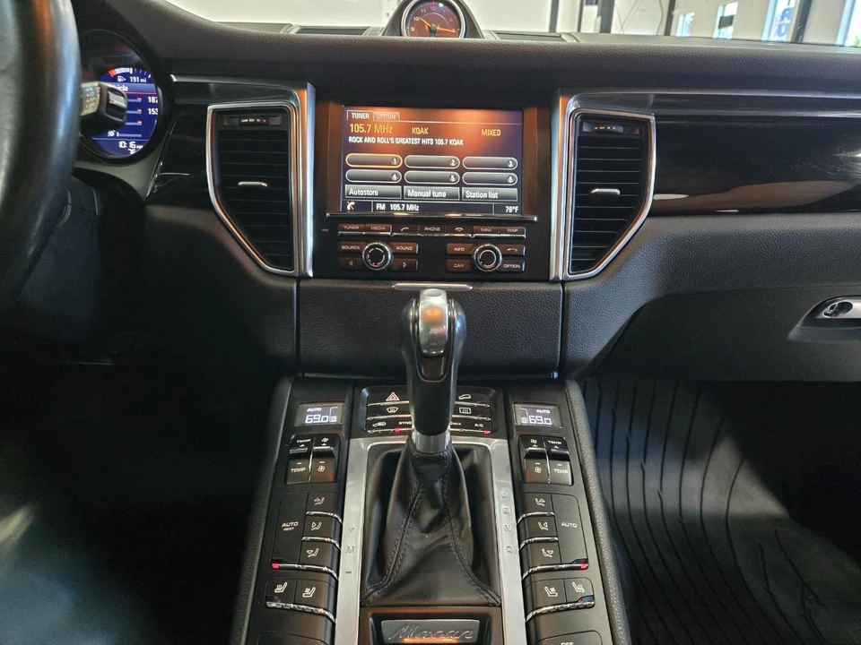 2016 Porsche Macan - Image 13 of 17