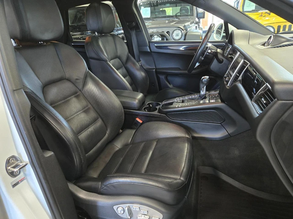 2016 Porsche Macan - Image 12 of 17