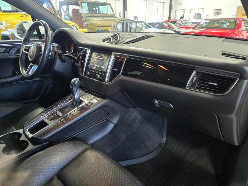 2016 Porsche Macan - Image 11 of 17