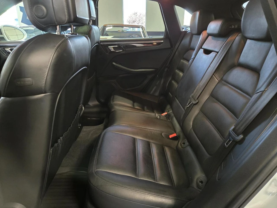 2016 Porsche Macan - Image 9 of 17