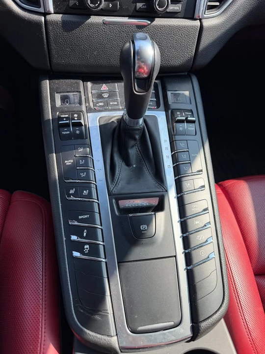 2016 Porsche Macan - Image 9 of 14