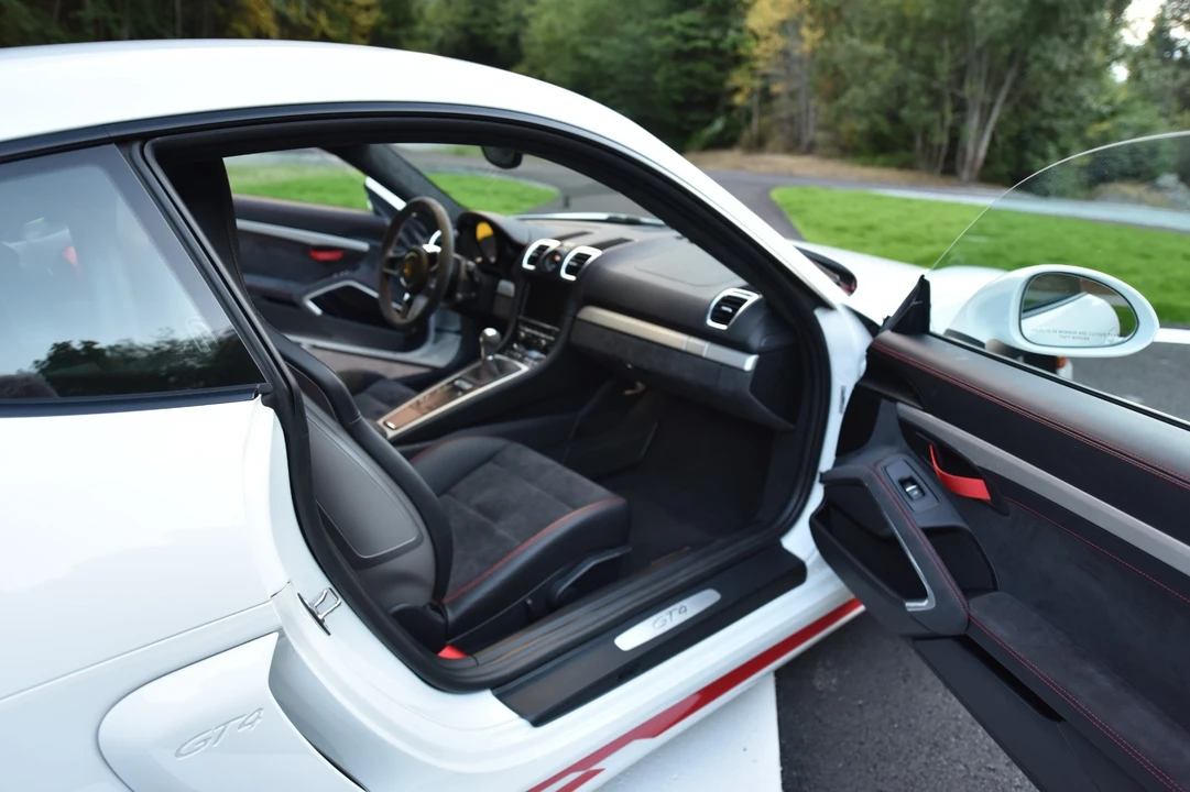 2016 Porsche 981 Cayman GT4 - Image 16 of 18